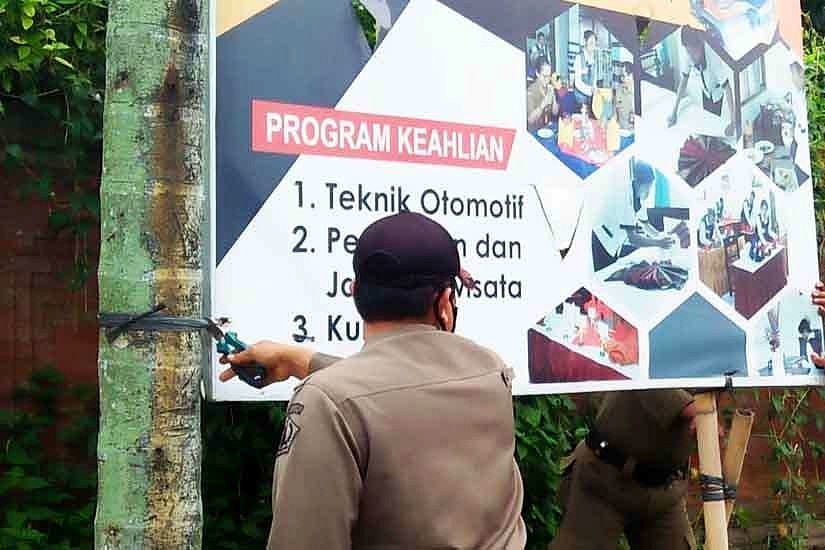 Satpol Pp Turunkan Baliho Usang 