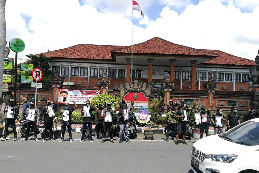 Berpakaian Hitam Pendukung Jerinx Letakkan Karangan  Bunga  