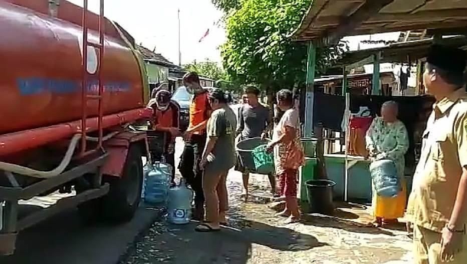 Warga Terdampak Banjir Di Pengambengan Dibantu Air Bersih