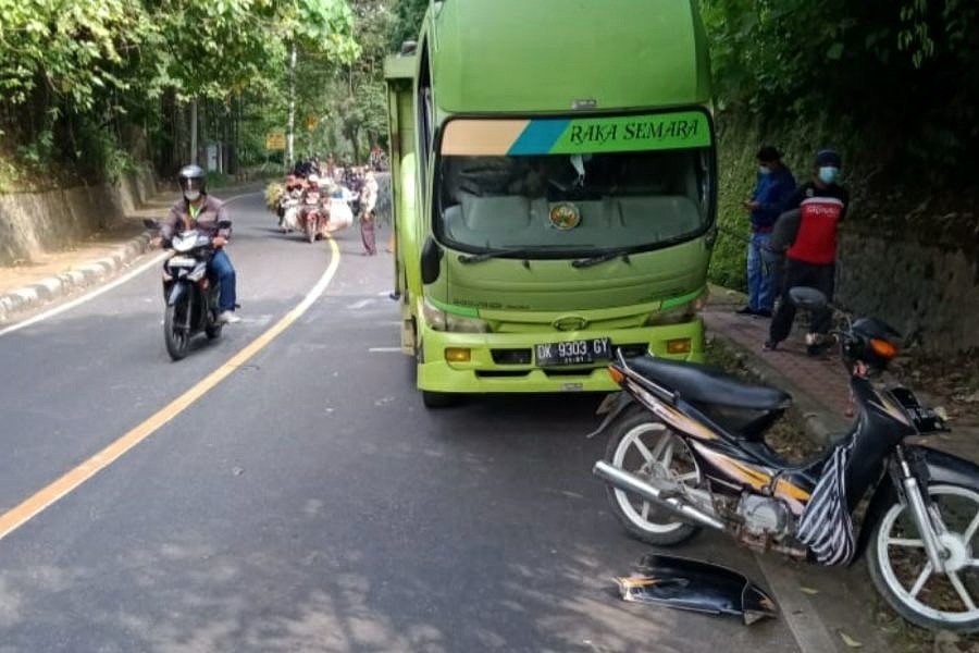 Tabrak Truk Parkir Dua Warga Dilarikan Ke Rs