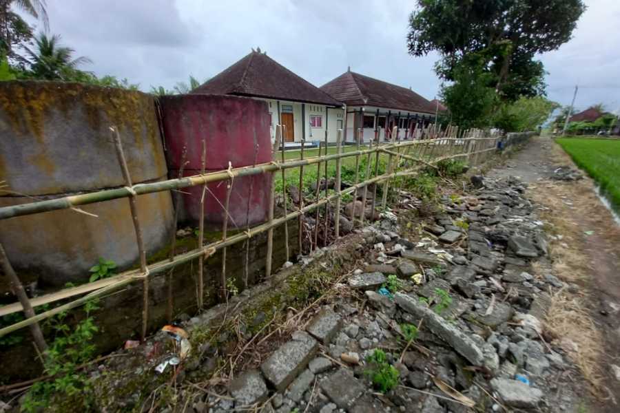 Diterjang Banjir Pagar Batako  di SD Negeri 9 Penyaringan 