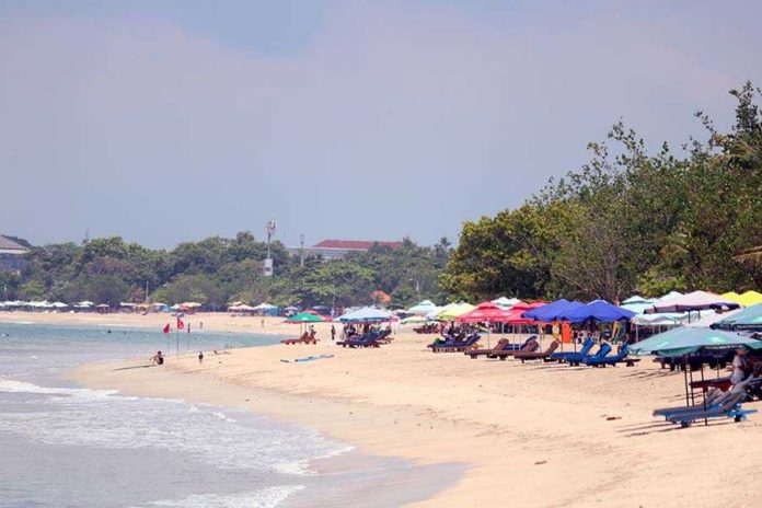 Masuk Pantai Kuta akan Dikenai Retribusi, Enam Pintu Diaktifkan 2