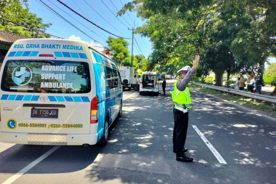 Ngantuk Tabrak Mobil Parkir, Sopir Tewas | BALIPOST.com