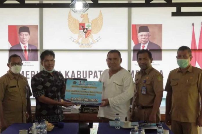 Bupati Tamba Serahkan Dana Talangan Gabah Petani 2