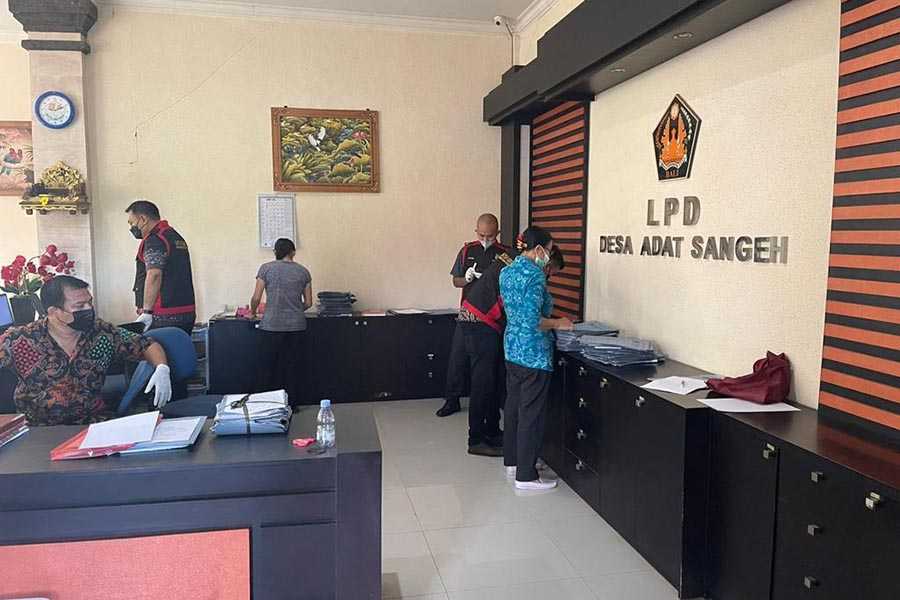 Dalami Dugaan Kerugian Ratusan Miliar Lpd Sangeh Digeledah