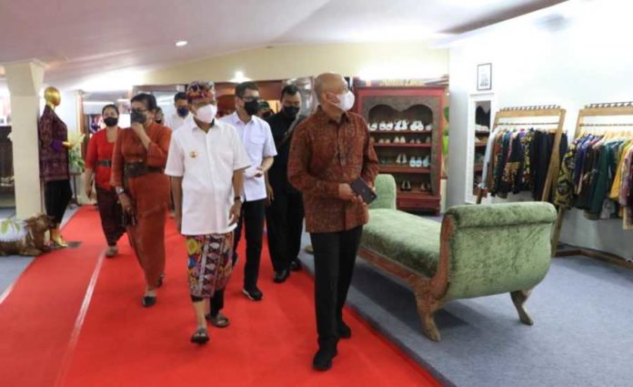 Kunjungi Pameran IKM Bali Bangkit, Gubernur Koster Ajak Menteri Teten Survei Souvenir G20 2