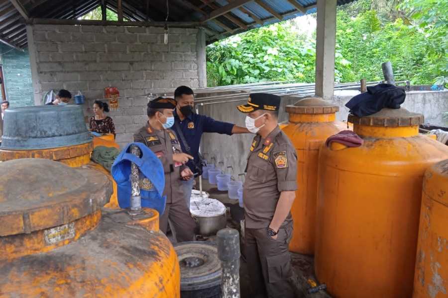 Pemerintah Harus Berani Tertibkan Perajin Arak Gula