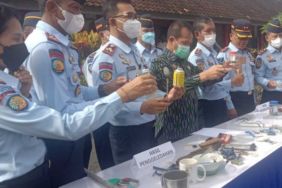 Petugas Berantas Barang-barang Terlarang Di Lapas Karangasem | BALIPOST.com