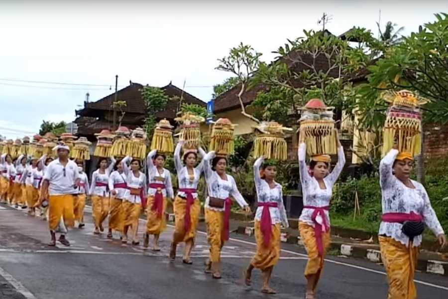 Desa Adat Penarungan Lestarikan Tradisi ”Mapeed” | BALIPOST.com