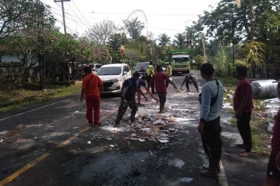 Pecah Ban, Truk Bermuatan Keramik Terguling Di Pekutatan | BALIPOST.com