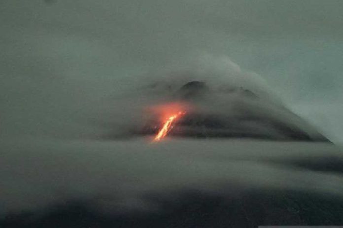 Gunung Merapi Kembali Keluarkan Pijaran Lava 2