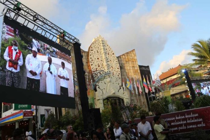 Suasana di Monumen Ground Zero Legian, Badung saat peringatan 20 tahun Bom Bali I pada Rabu (12/10). (BP/Kamaratih)