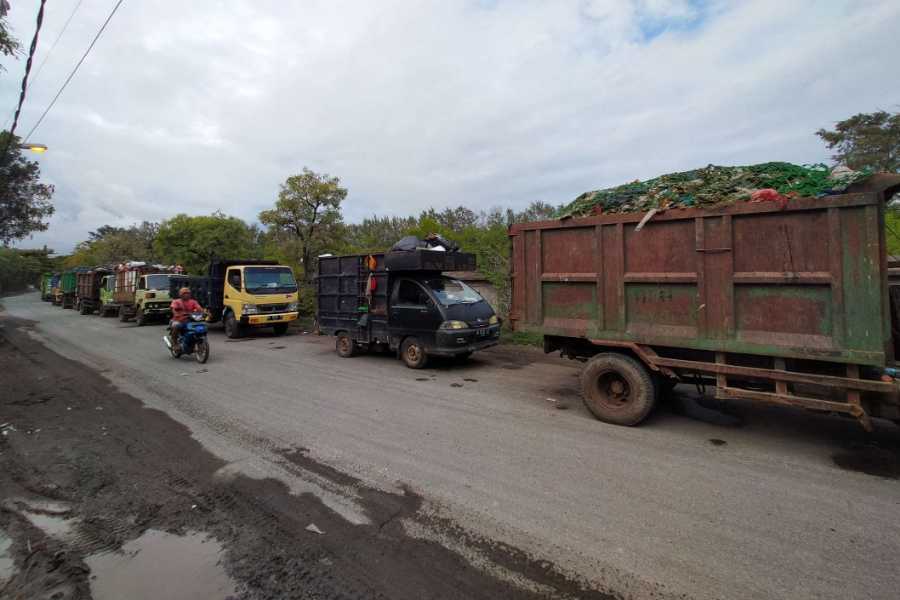 Antrean Truk Sampah Masuk Ke Tpa Mengular 1 