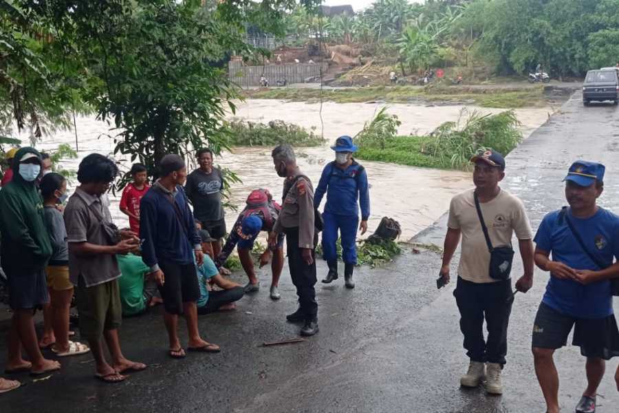 Hendak Nyeberang, Pemotor Perempuan Terseret Arus Sungai Yeh Ho ...