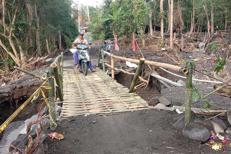 Akses Jalan Jungutan Mumbul Rusak Warga Bangun Jembatan Swadaya BALIPOST Com