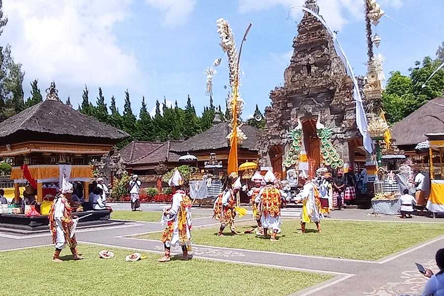 Enam Sulinggih Puput Piodalan Di Pura Penataran Agung Ulun Danu Beratan Balipost Com