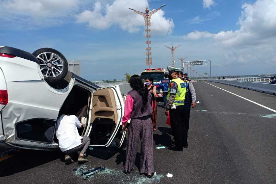 Tabrak Pembatas Jalan, Mobil Terbalik Di Jalan Tol | BALIPOST.com