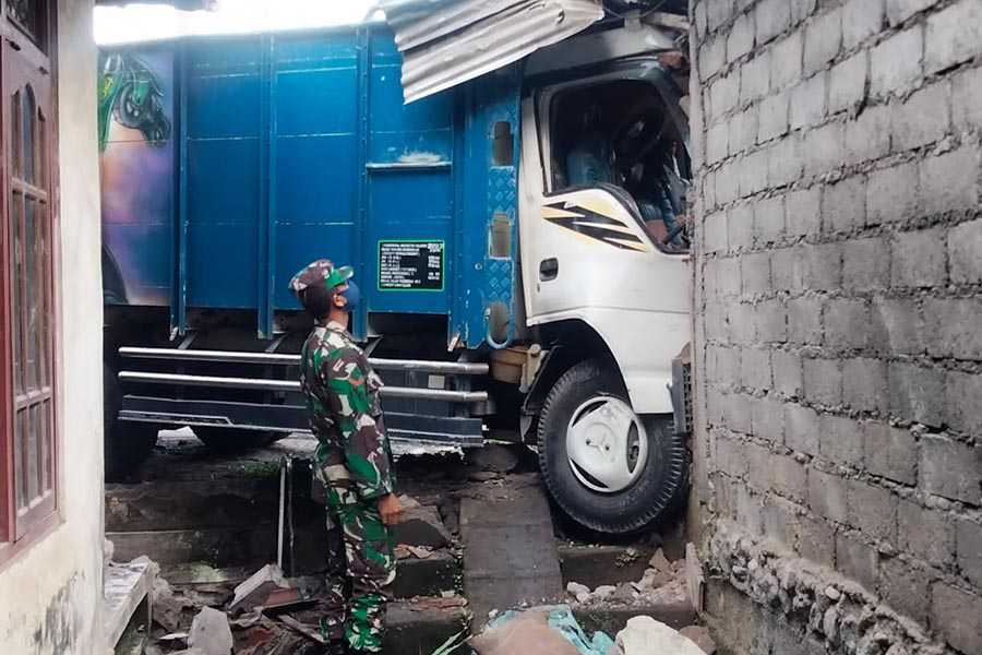 Truk Angkut Galian C Seruduk Rumah Warga Di Sindhuwati 1