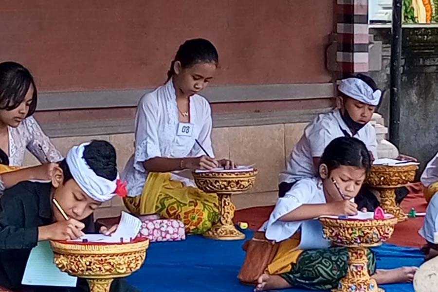 Desa Adat Bebalang Gelar Tiga Lomba Bulan Bahasa Bali