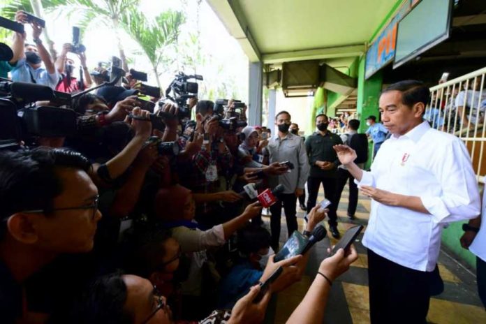 Jokowi Kunjungi Pasar Wonokromo | BALIPOST.com 2