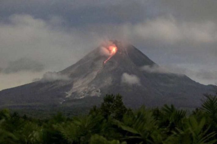 Gunung Merapi Tujuh Kali Luncurkan Guguran Lava Pijar | BALIPOST.com