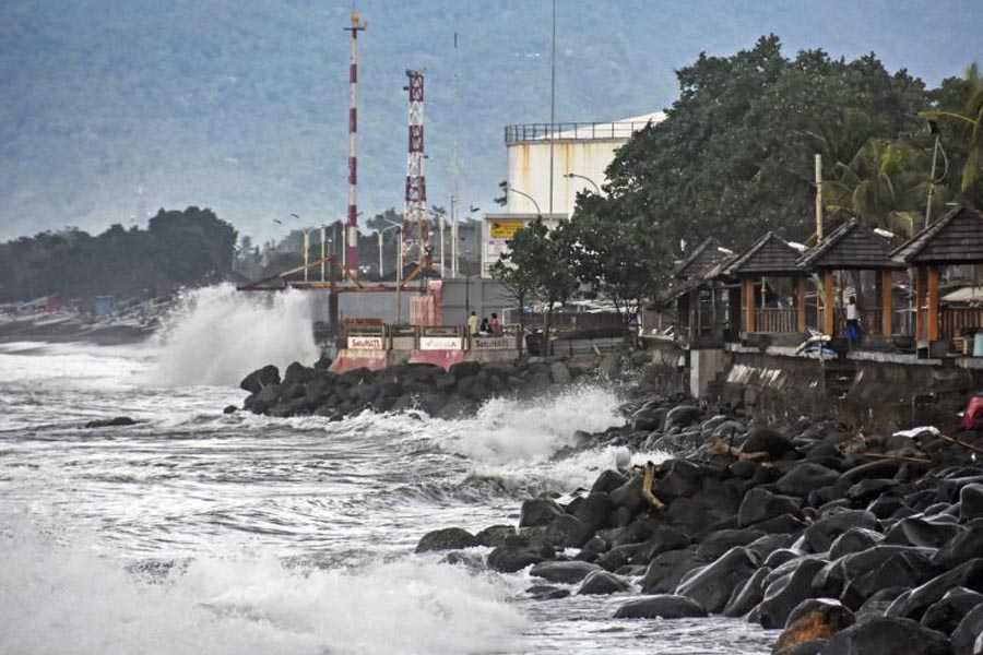 BMKG Keluarkan Peringatan Gelombang Tinggi, Termasuk Di Selat Bali ...