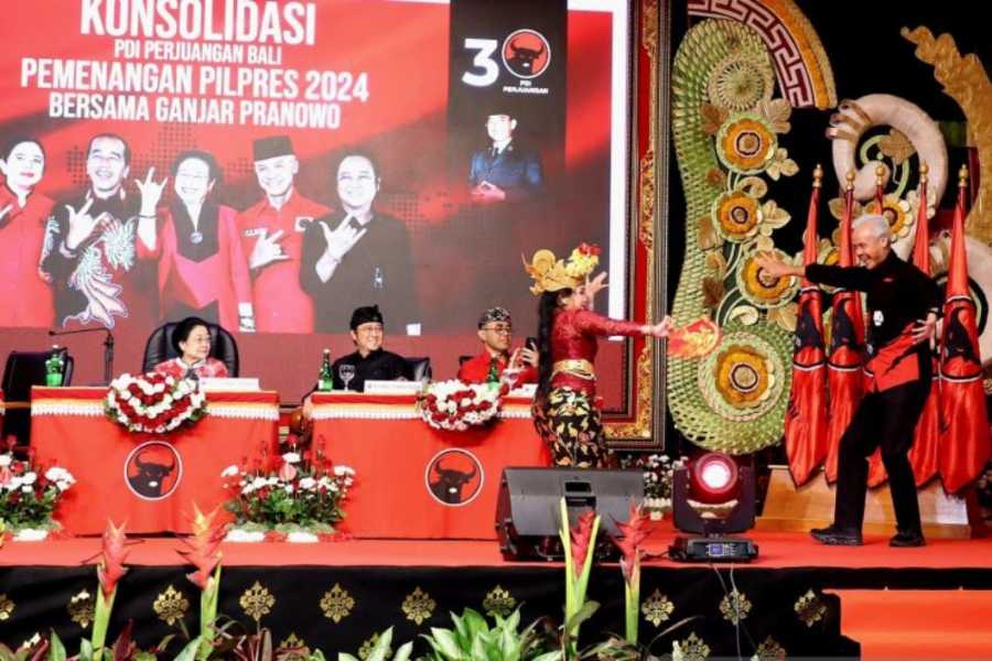 Konsolidasi PDIP, Ganjar Berjoget Bumbung Disaksikan Megawati ...