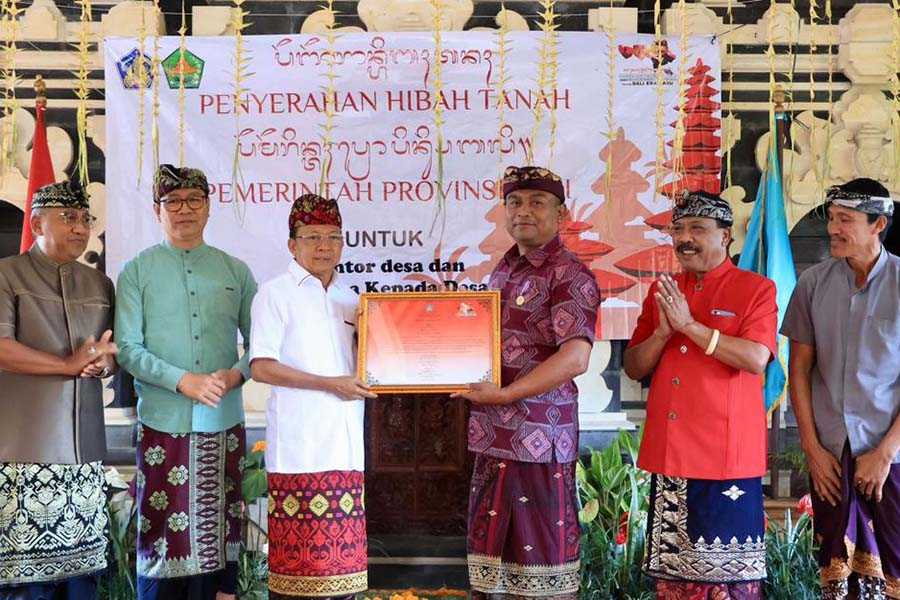 Gubernur Koster Serahkan Hibah Tanah Ke Desa Desa Adat Di Badung