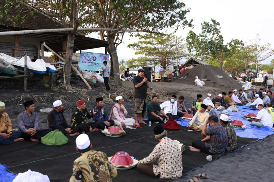 Tradisi Unik “Nyapar”, Ribuan Umat Muslim “Magibung” Di Pantai Kusamba ...