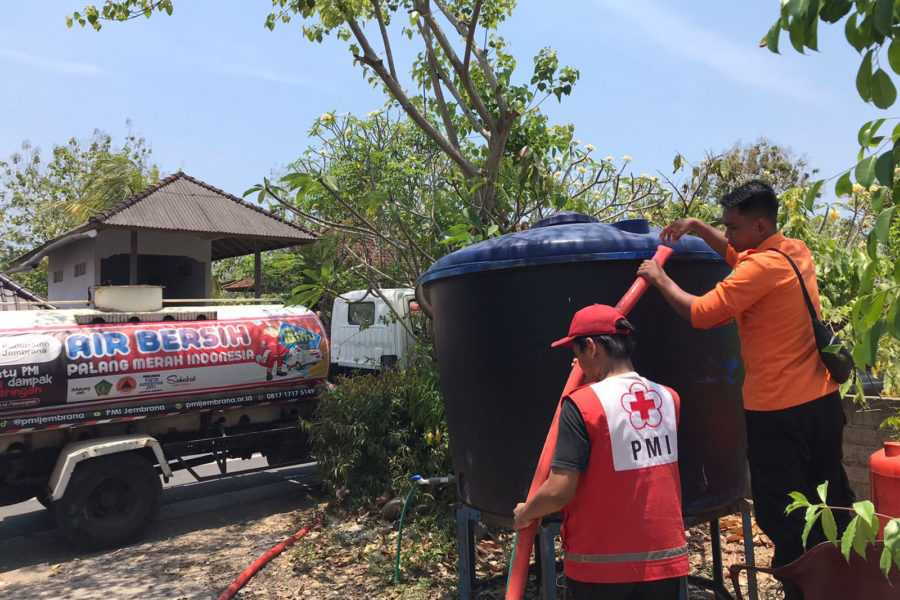 Krisis Air Meluas Truk Tangki Pmi Bantu Distribusi Air Bersih