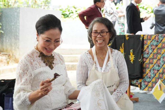 Ny Mahendra Jaya Mencoba Seni Membatik di Tengah Gelaran Hari Batik Nasional 2023 2