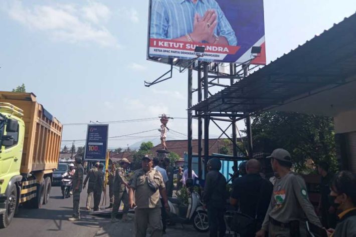 Melanggar Perda Satpol Pp Tertibkan Baliho Caleg 