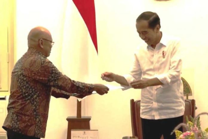 Jokowi Terima Surat Undangan Pencoblosan Pemilu 2024 2