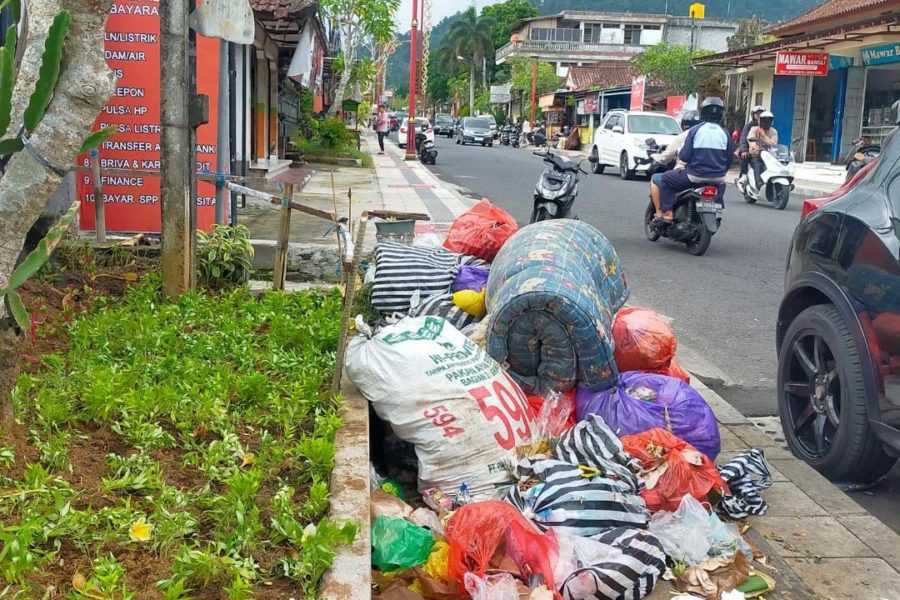 Warga Keluhkan Sampah Tak Diangkut Dua Hari | BALIPOST.com