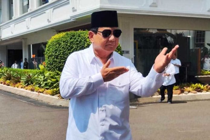 Ditanya Kesehatannya Usai Operasi Kaki Prabowo Tunjukkan Pose Silat