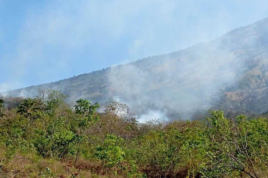 10 Hektar Lahan Kering di Lereng Gunung Agung Terbakar