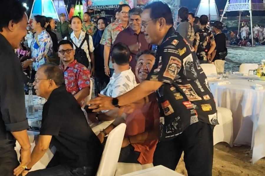 Cok Ace Kejutkan Wayan Koster di Sanur Village Festival, Pose Dua Jari Tandai Pertemuan