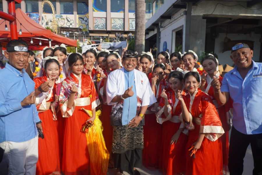 Di Tengah Kesibukan Kampanye, Wayan Suyasa Sempatkan Diri Hadiri Festival Cinta di Kuta