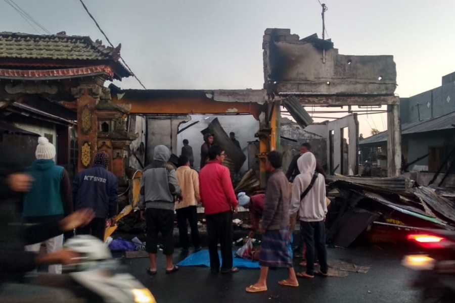 Diawali Suara Letupan, Sejumlah Bangunan di Batur Terbakar