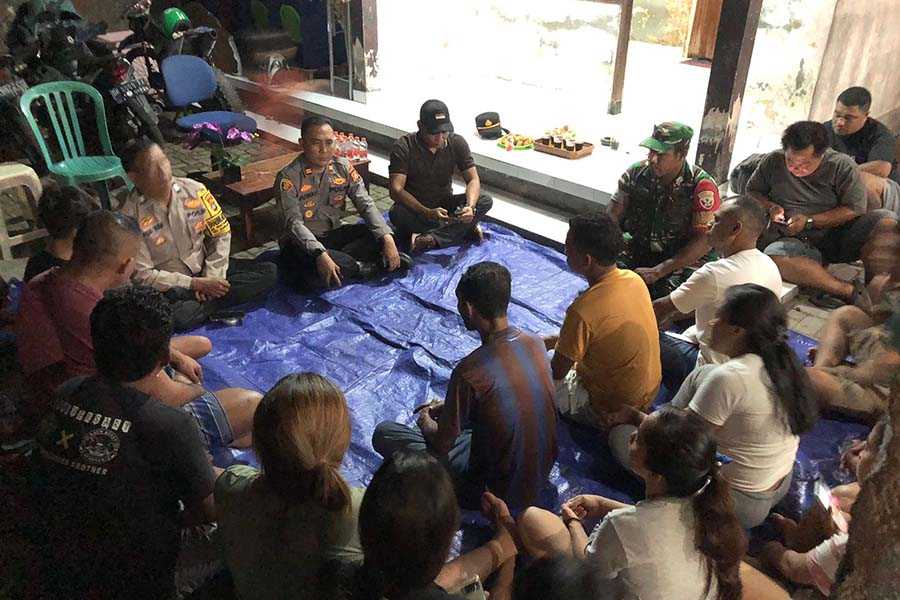 Jaga Kamtibmas, Kapolsek Denut Temui Puluhan Warga NTT