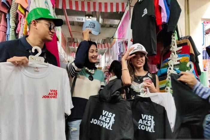 Kaos Bertuliskan Jokowi di Pasar Klewer Diserbu Warga