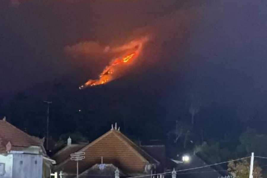 Kebakaran Cukup Besar Terjadi di Lereng Gunung Agung