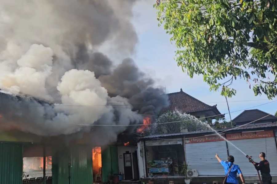 Kebakaran Hebat Hanguskan Apotek dan Laboratorium di Tabanan, Kerugian Diperkirakan Rp 7 Miliar