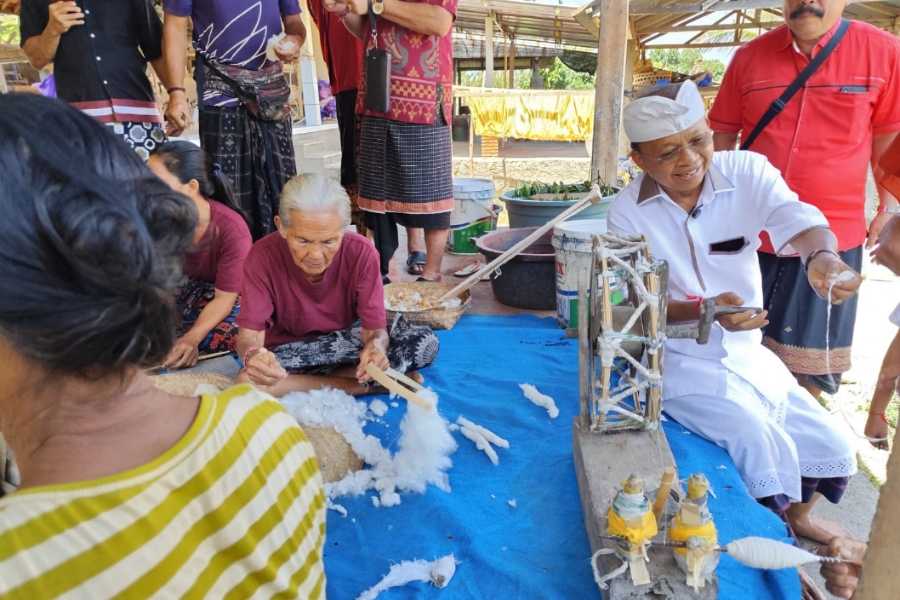 Kunjungi Penenun di Seraya, Koster Kenang Kegiatan Pintal Kapas di Sembiran