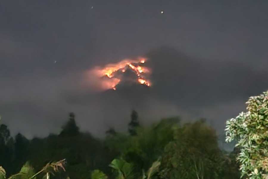 Lereng Gunung Agung Terbakar