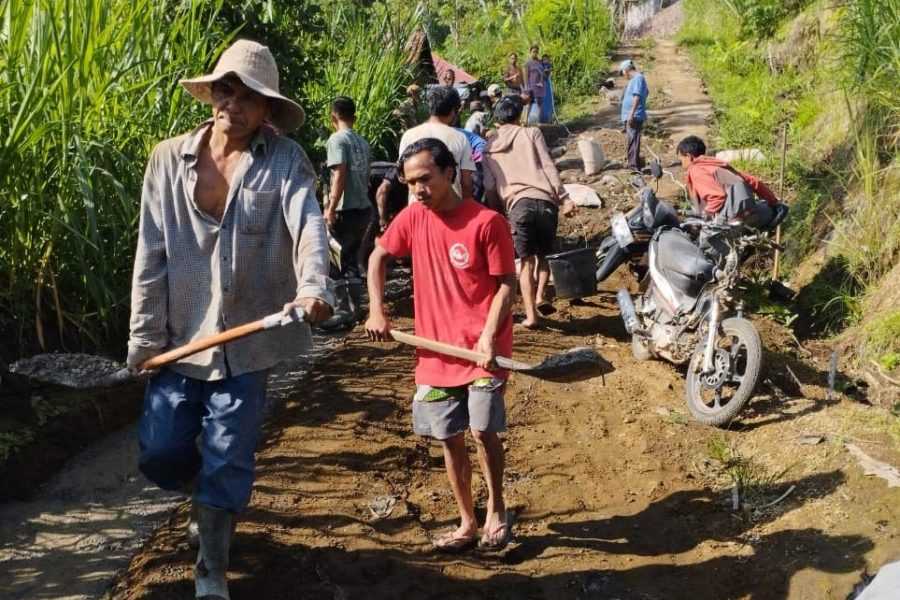 Masyarakat Ban Perbaiki Jalan Rusak Secara Swadaya