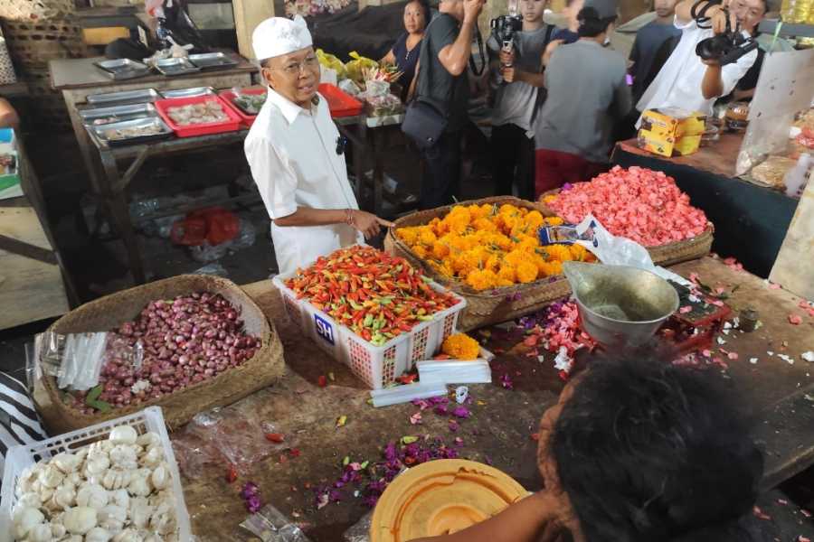 Prihatin Pedagang Kehujanan, Koster-Giri akan Bangun Pasar Sampalan Lebih Representatif