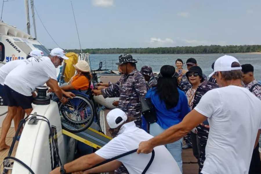 Sejumlah Penyandang Disabilitas Bali “Joy Sailing” di Kapal Italia