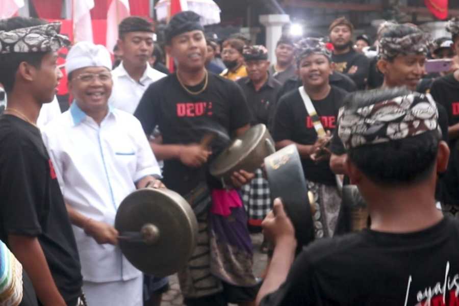 STT Milenial dan Gen Z di Kecamatan Banjar Buleleng Antusias Megambel Bareng Wayan Koster