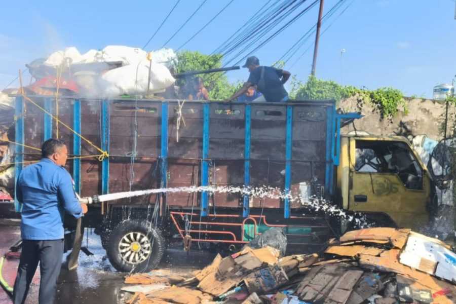 Truk Muat Barang Bekas di Banyubiru Terbakar